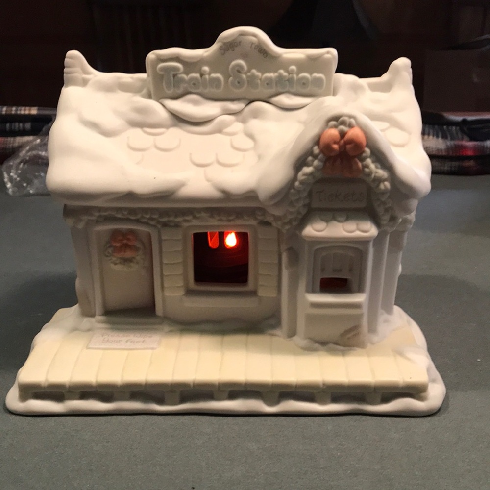 Precious Moments Sugar Town Lighted Train Station and 3 Figurine’s